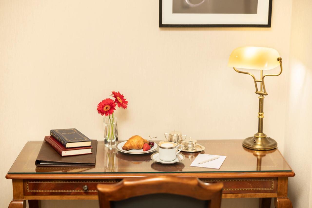 Melia Recoleta Plaza Hotel Μπουένος Άιρες Εξωτερικό φωτογραφία A table lamp